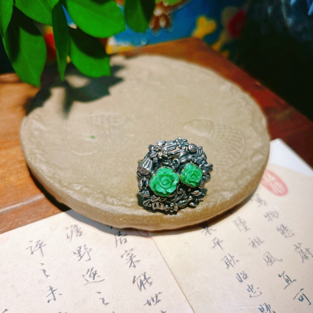 锦钰原创设计阳绿翡翠双生花台湾工镶嵌活口可调节