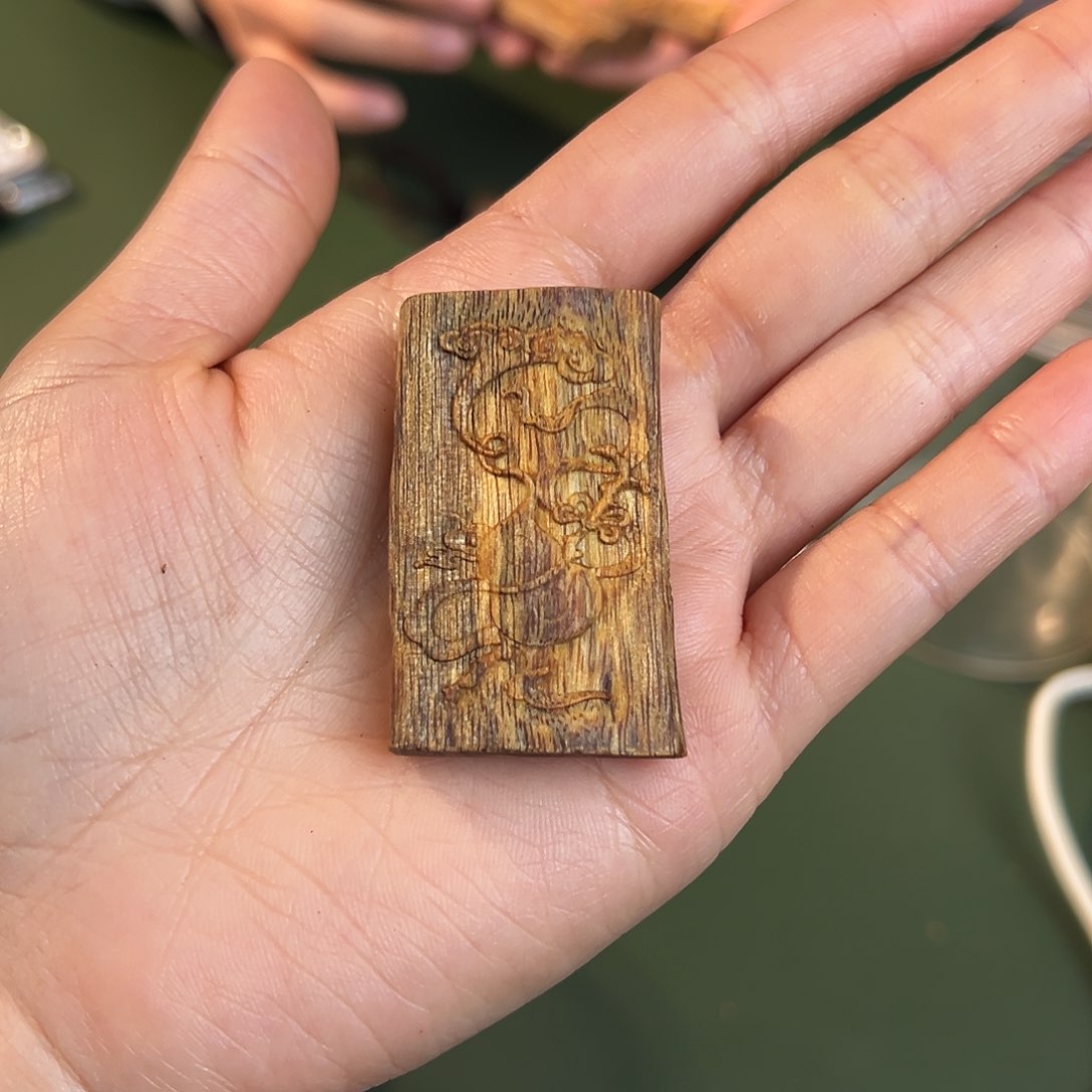 沉香吊坠乌身牌发一个