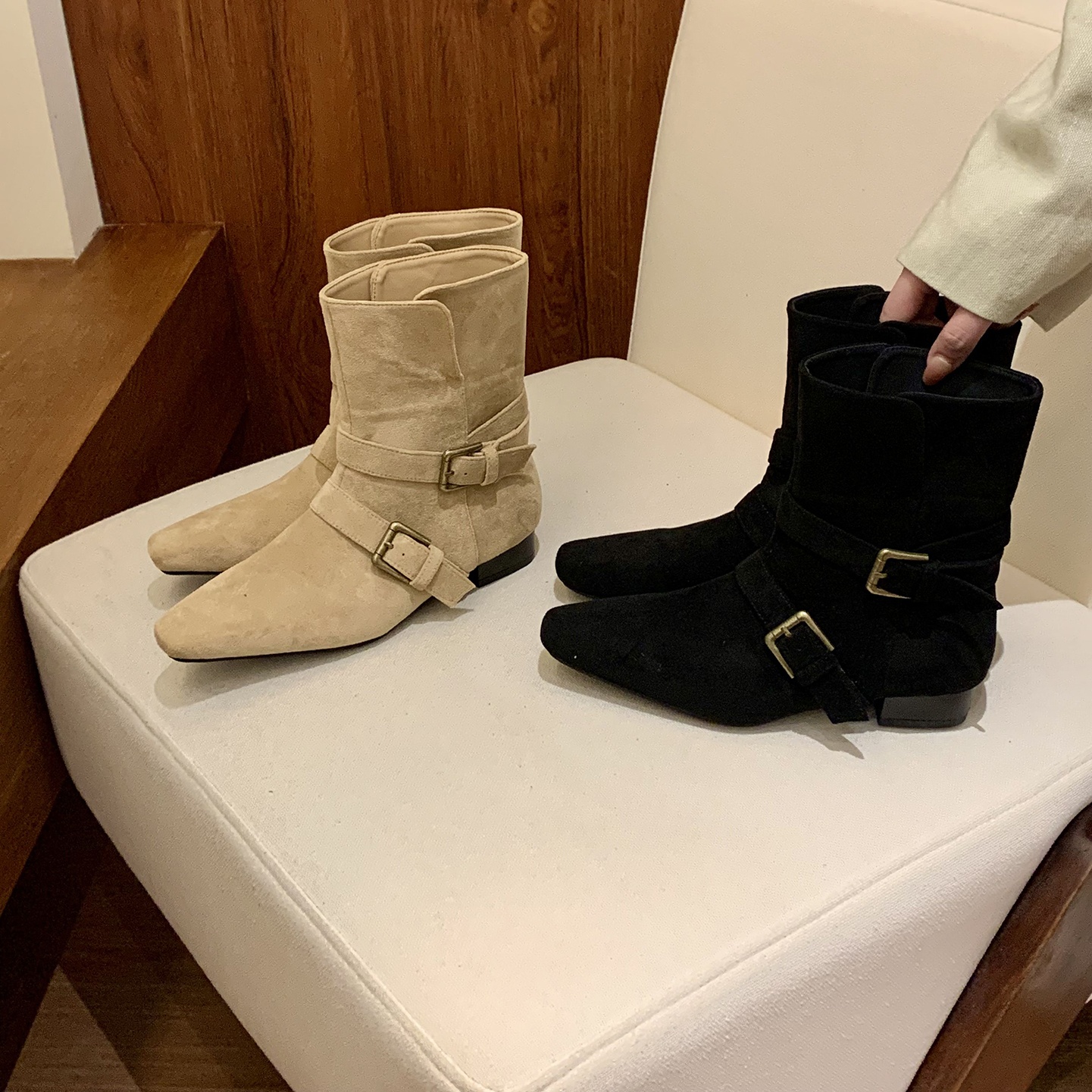 复古低跟尖头绒面黑色瘦瘦靴短靴女2025新款春秋季单靴西部马丁靴