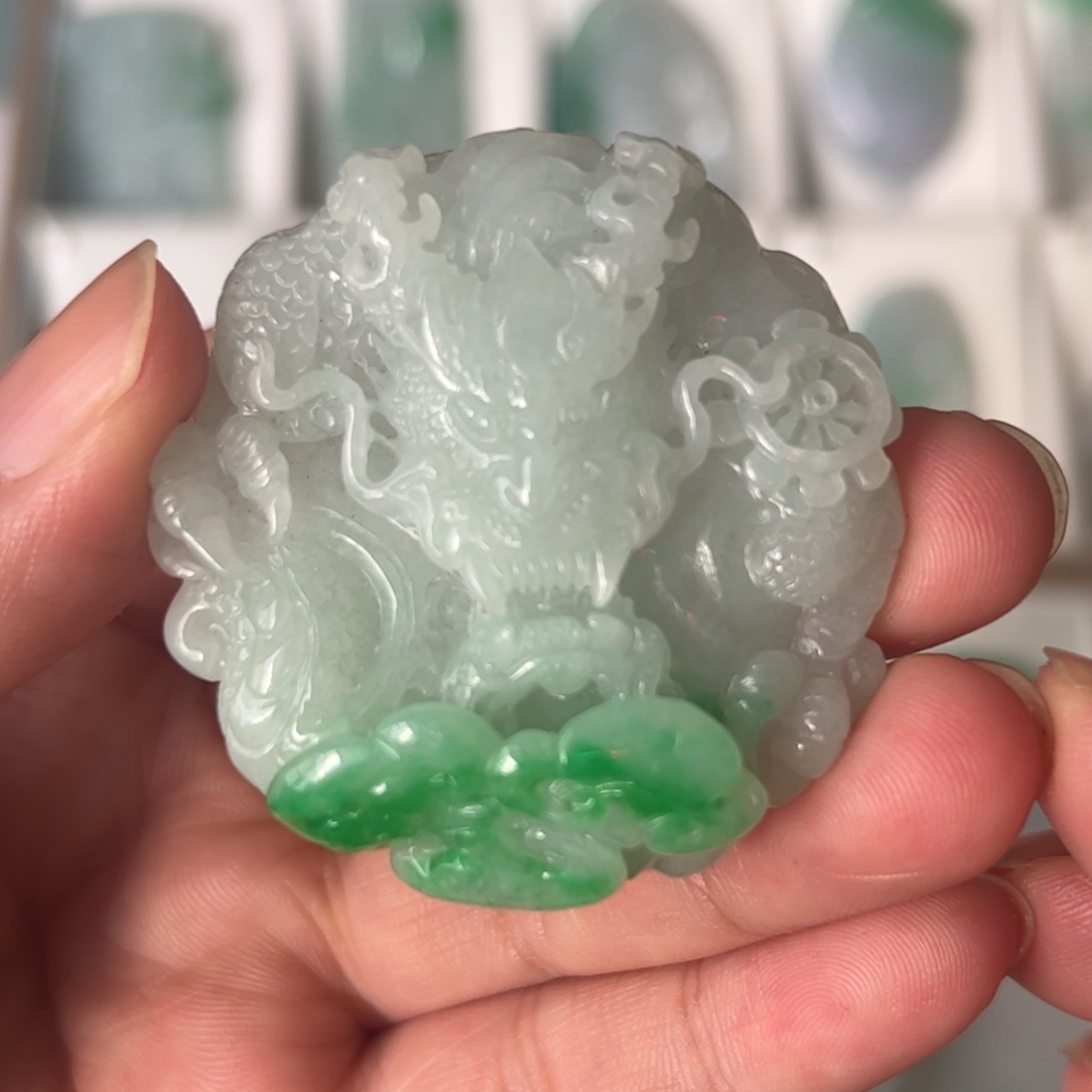 翡翠未镶嵌颈饰龙