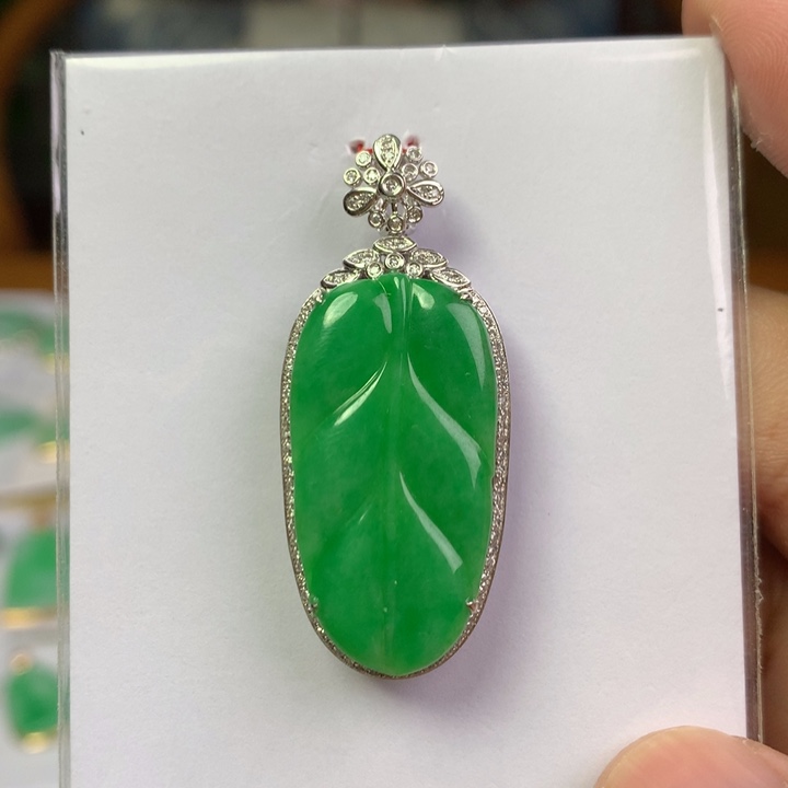 翡翠18K金镶嵌颈饰