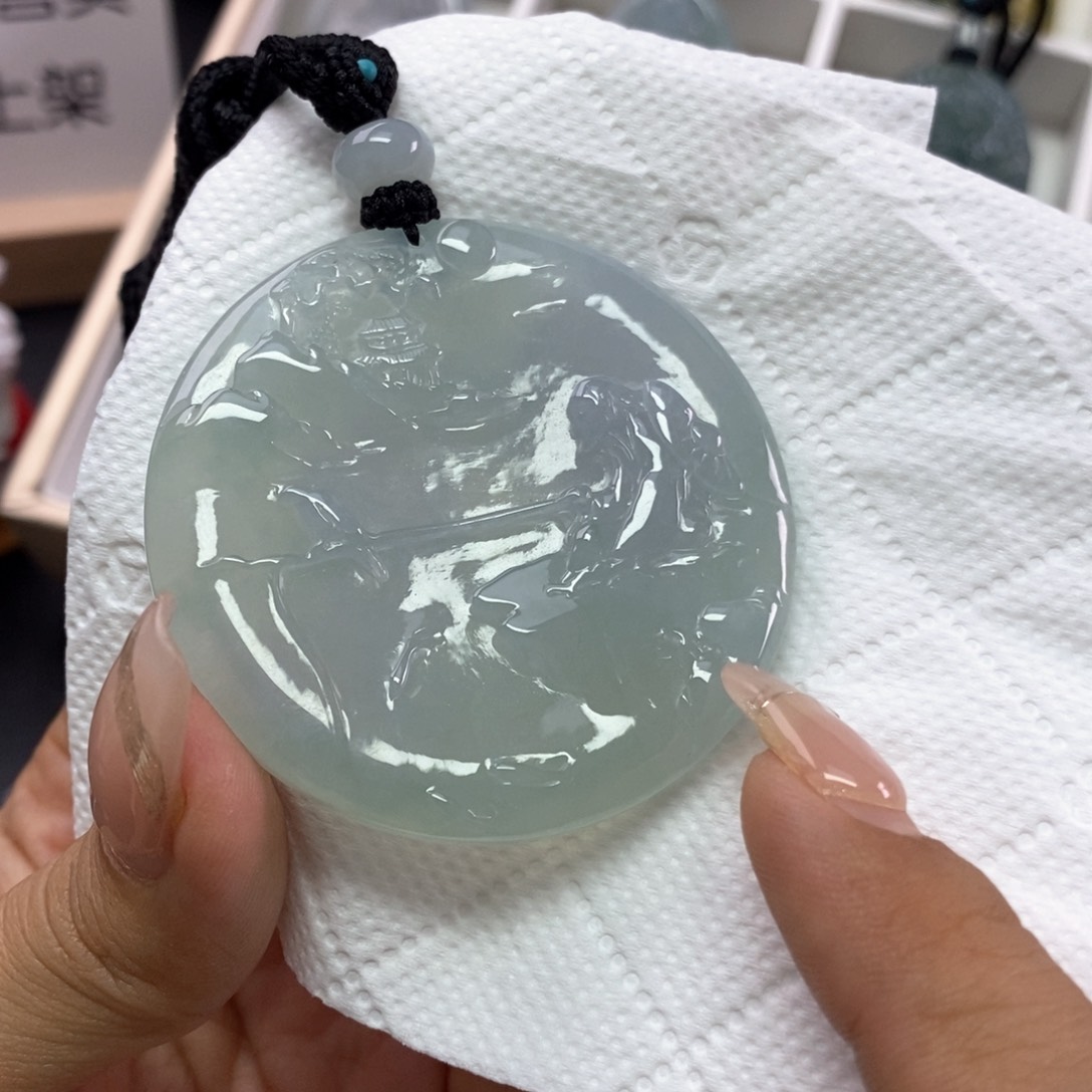 翡翠挂件未镶嵌翡翠