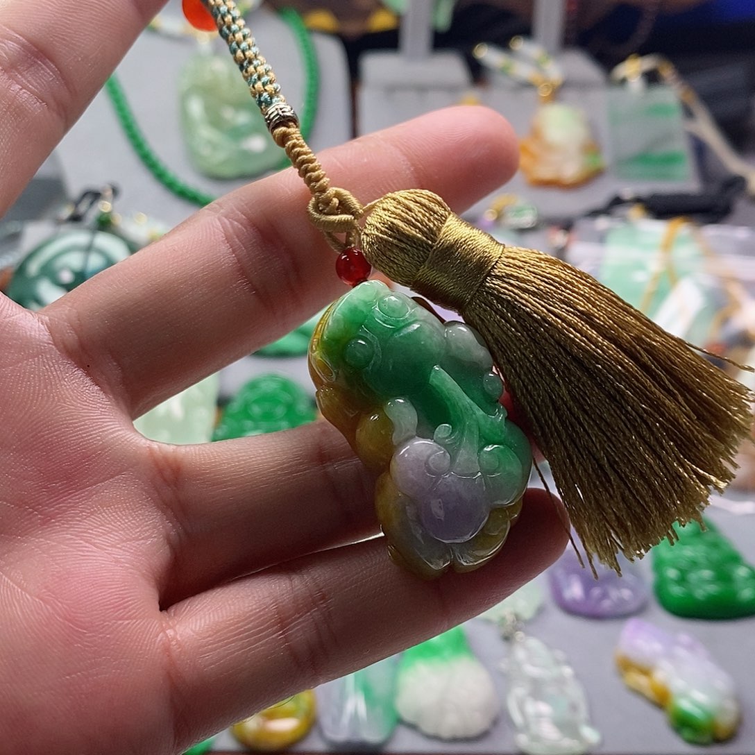 翡翠未镶嵌吊坠(赠链)