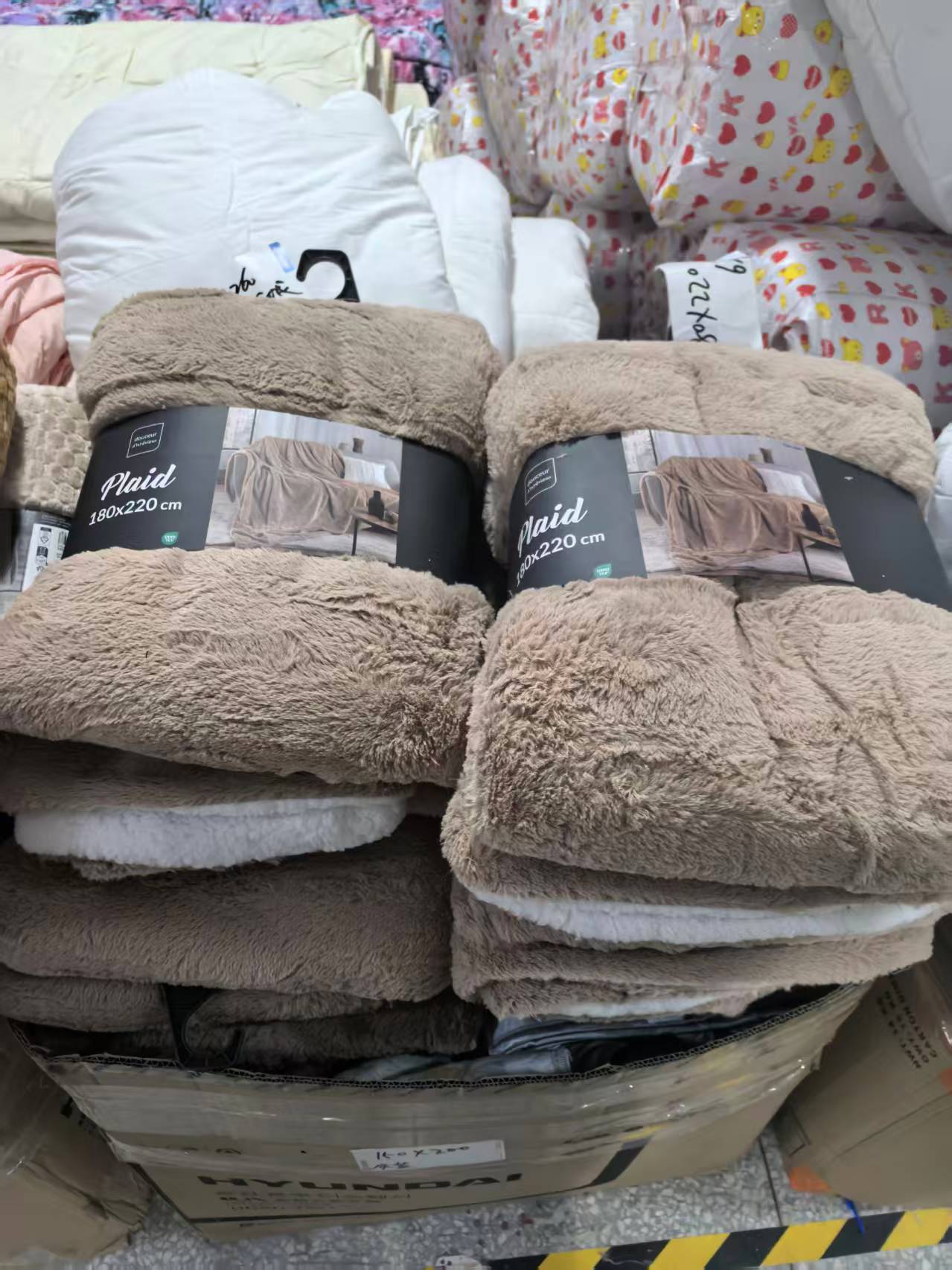 《厚广家》3楼180×220卡其色兔毛绒/羊羔绒盖毯 发1张