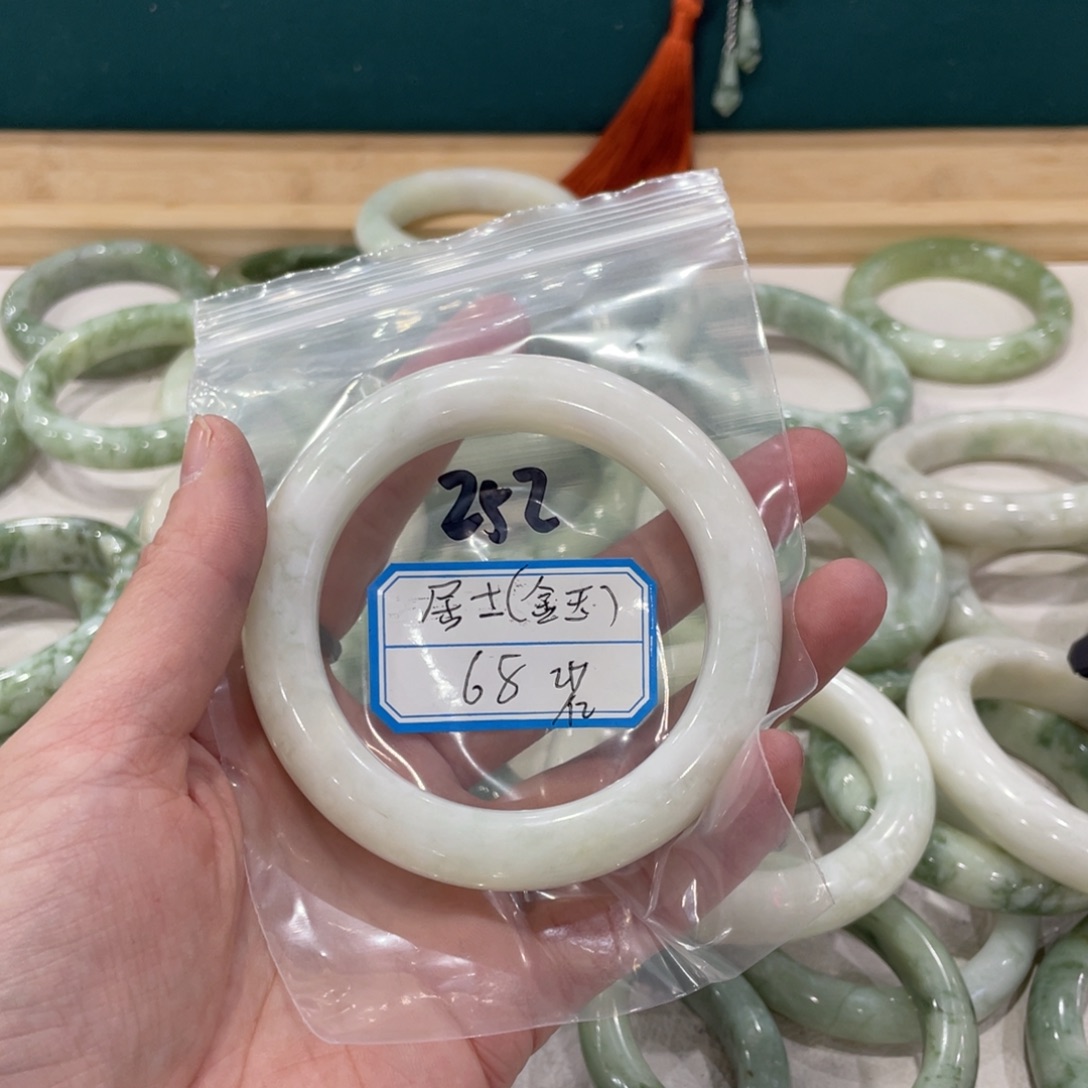 居****蛇纹石玉未镶嵌手镯
