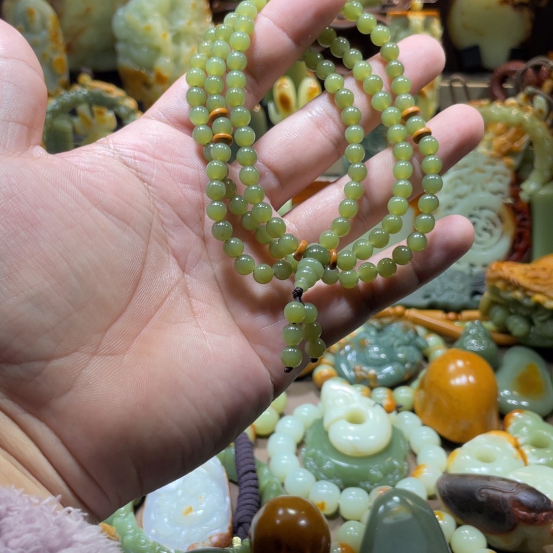 透闪石质玉未镶嵌珠宝奇石