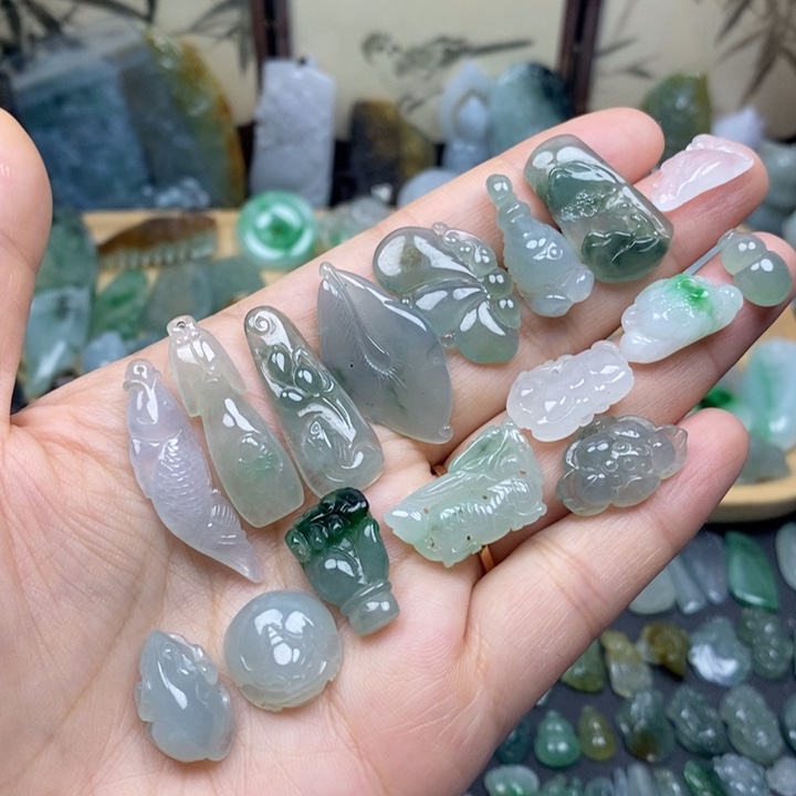 翡翠未镶嵌颈饰小吊坠一个