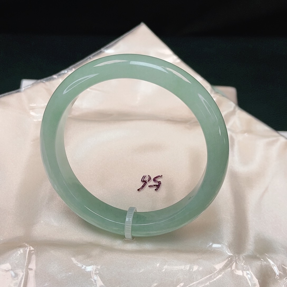 翡翠手镯未镶嵌泥鳅背