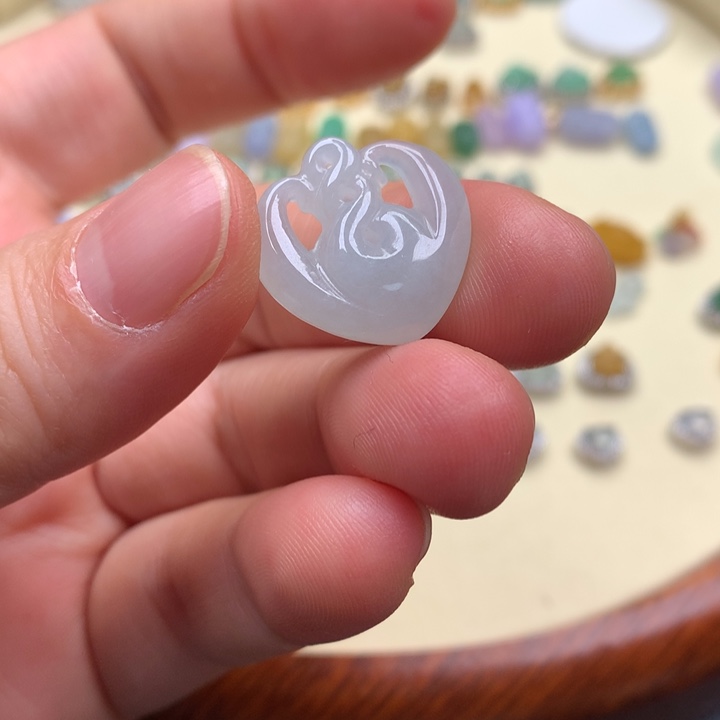 翡翠颈饰未镶嵌翡翠桃心大