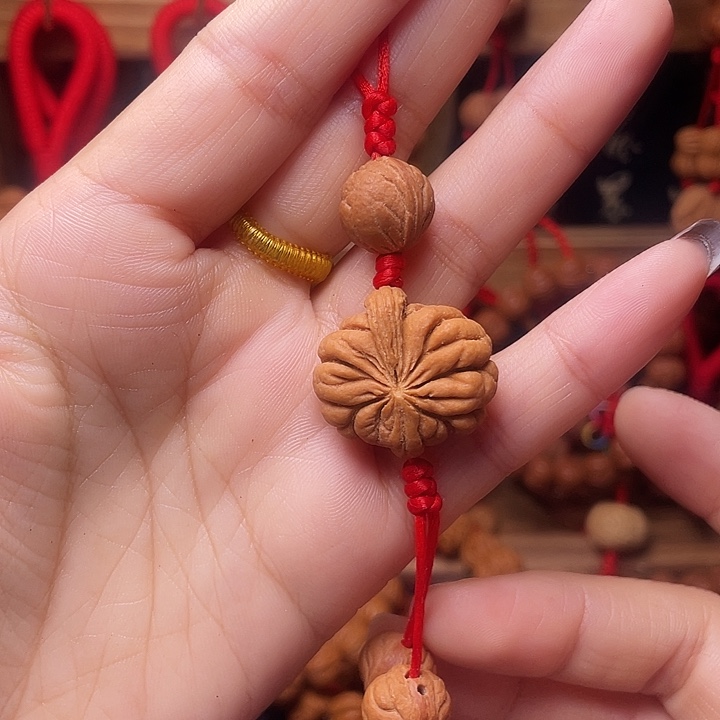 木质类龙纹桃枭挂件