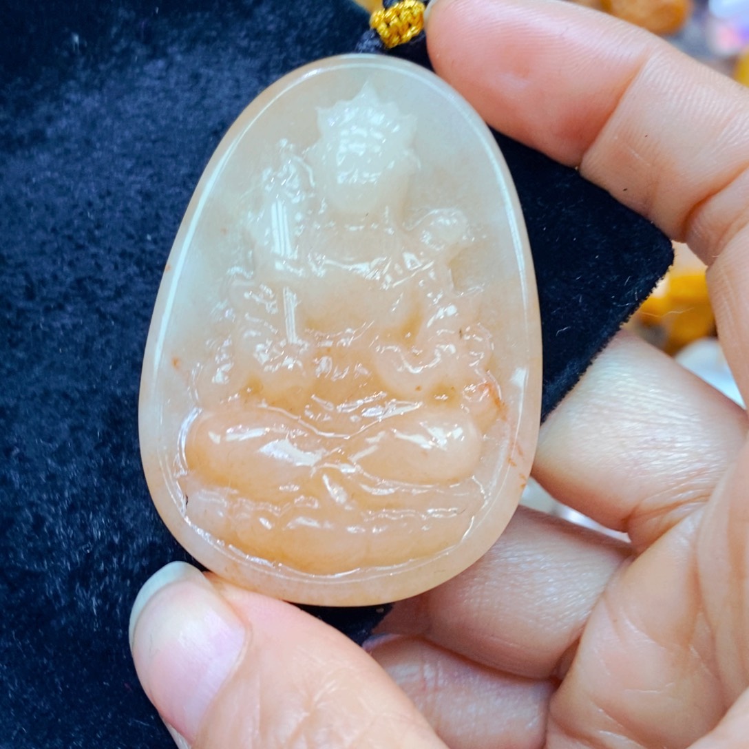 未镶嵌石英质玉（黄龙玉）颈饰