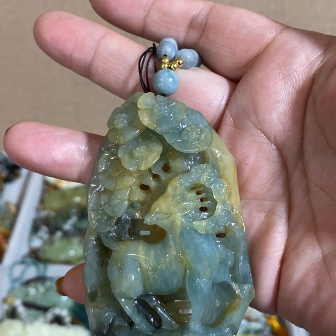 蛇纹石玉颈饰未镶嵌