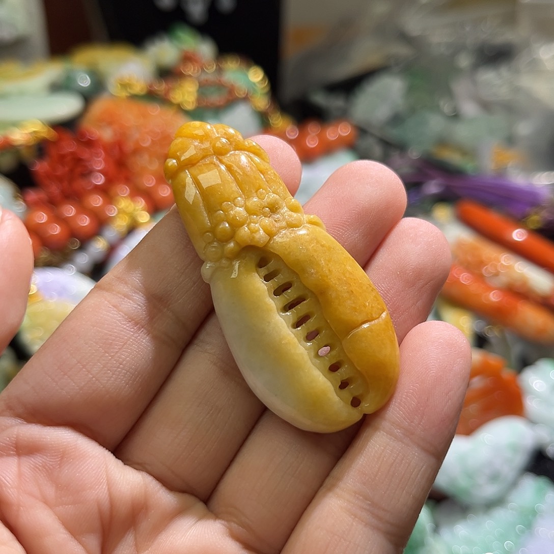 翡翠未镶嵌颈饰待编织