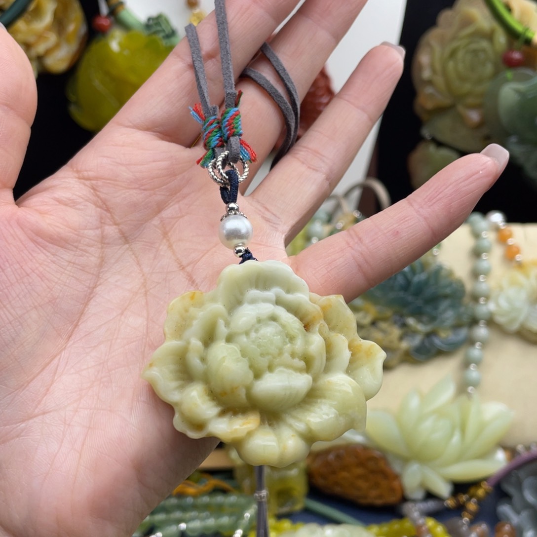 蛇纹石玉未镶嵌颈饰