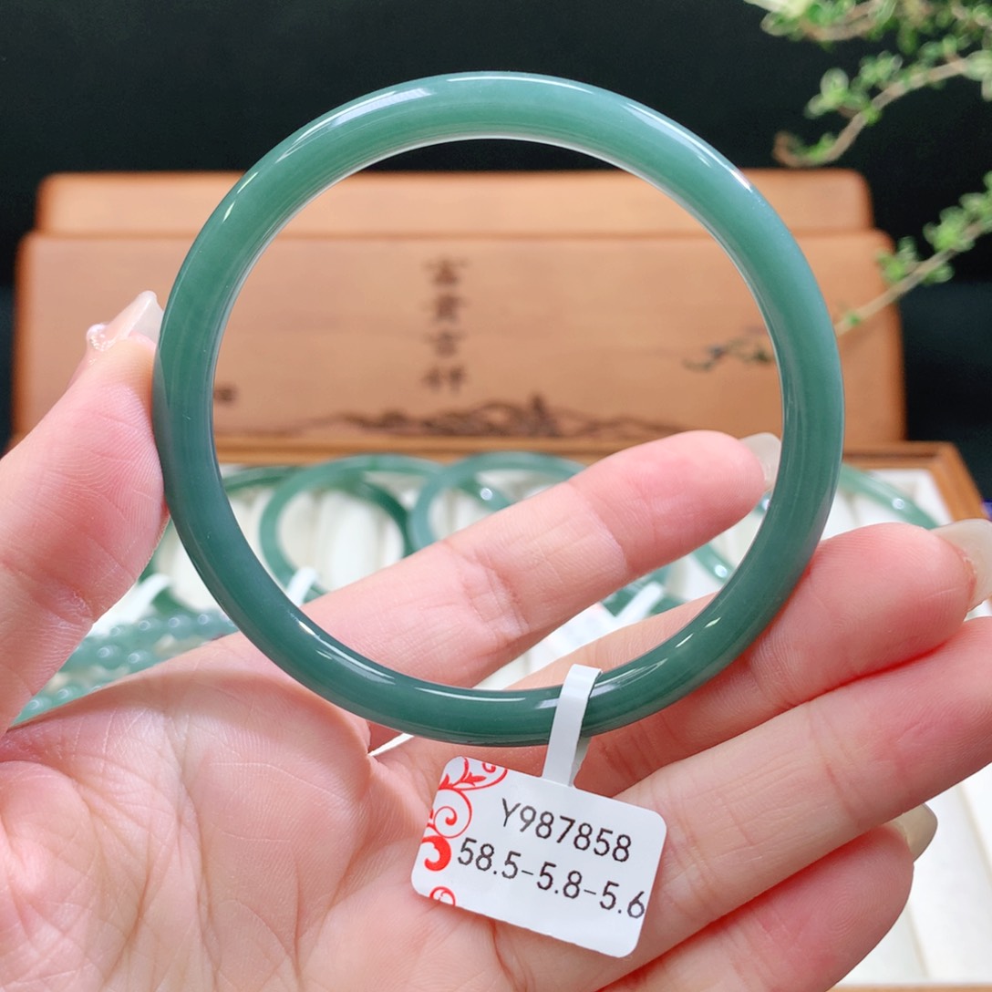 翡翠手镯未镶嵌天然