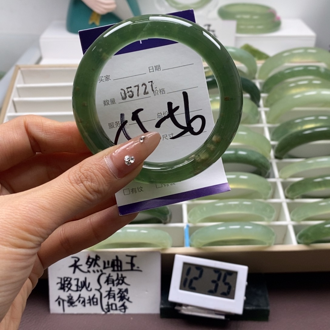 蛇纹石玉手镯未镶嵌