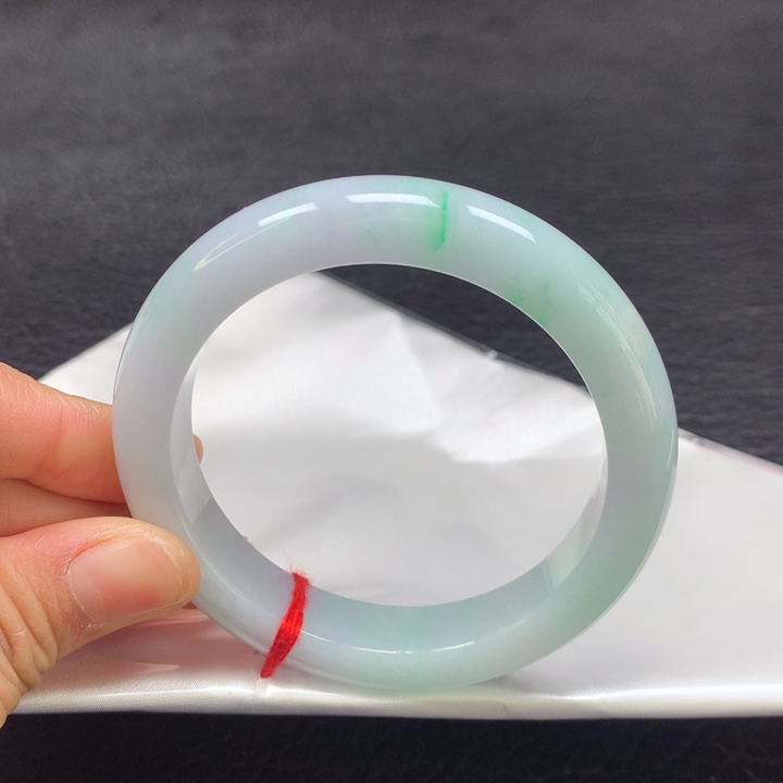 翡翠手镯未镶嵌56圈