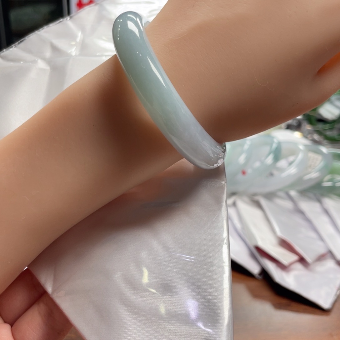 翡翠手镯未镶嵌翡翠