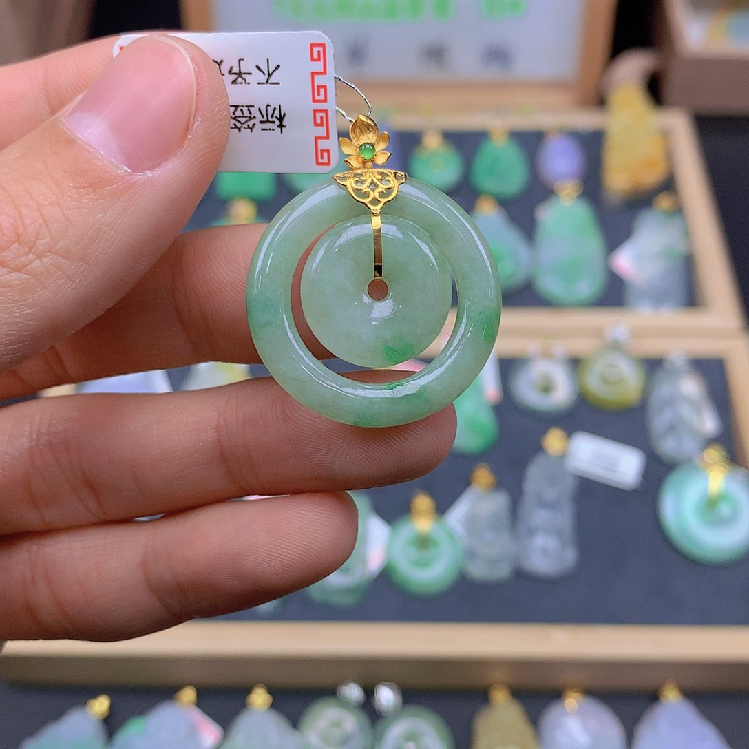 翡翠颈饰18K金镶嵌翡翠