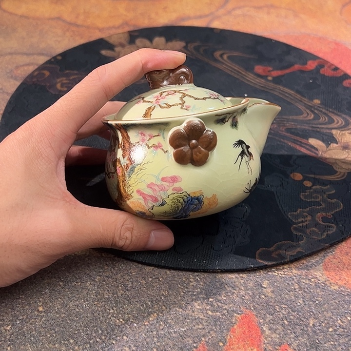 岑汝，米黄汝窑花鸟手抓壶