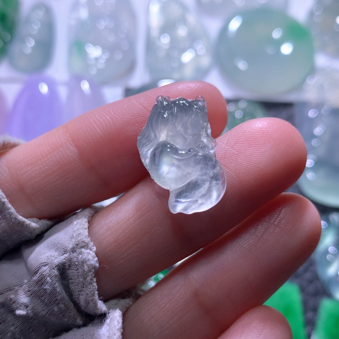 翡翠未镶嵌颈饰仙子