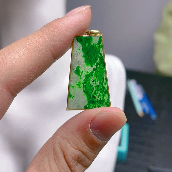 翡翠颈饰18K金镶嵌天然翡翠