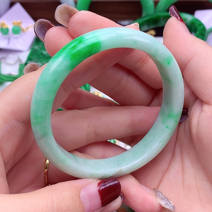 翡翠手镯未镶嵌翡翠