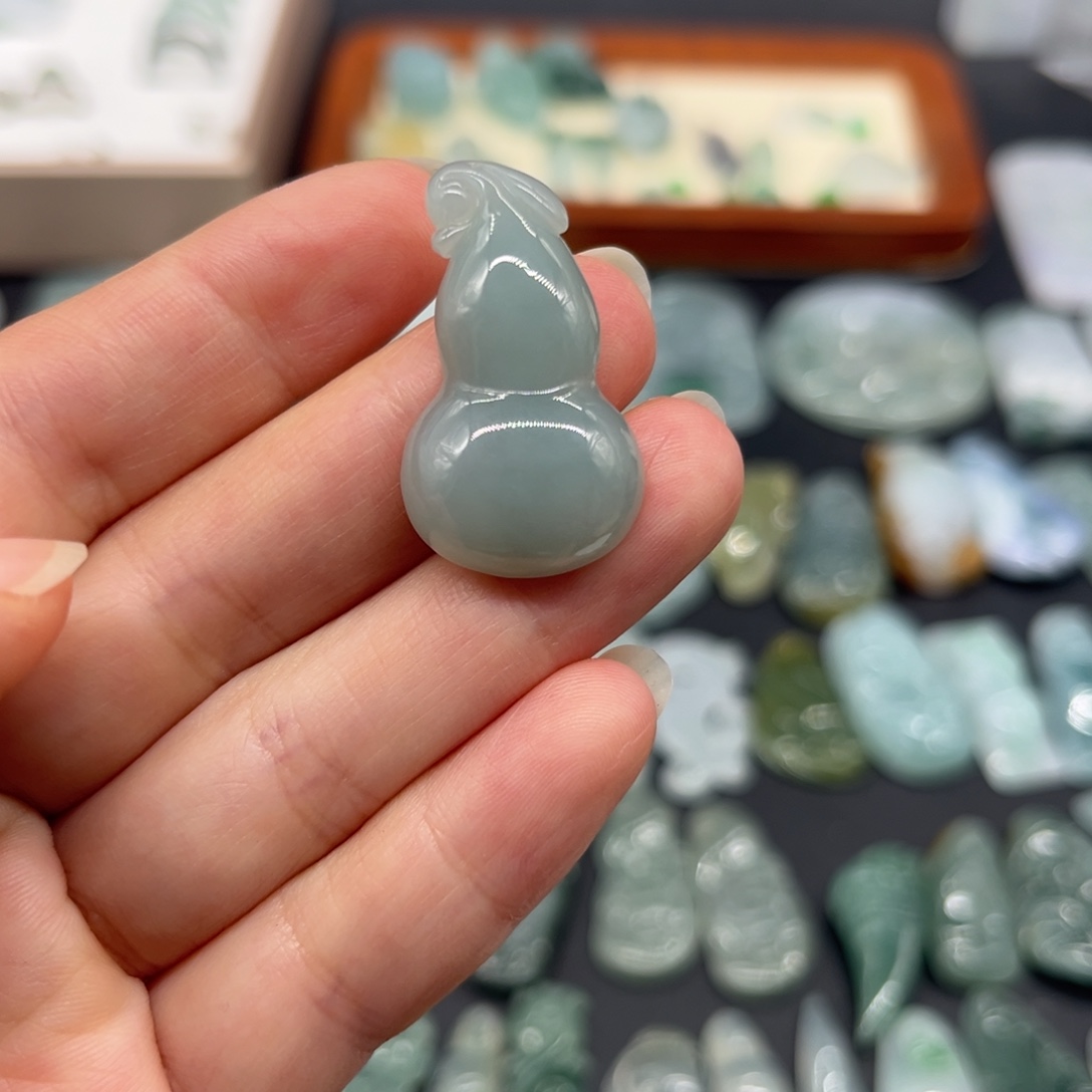 翡翠未镶嵌颈饰葫芦