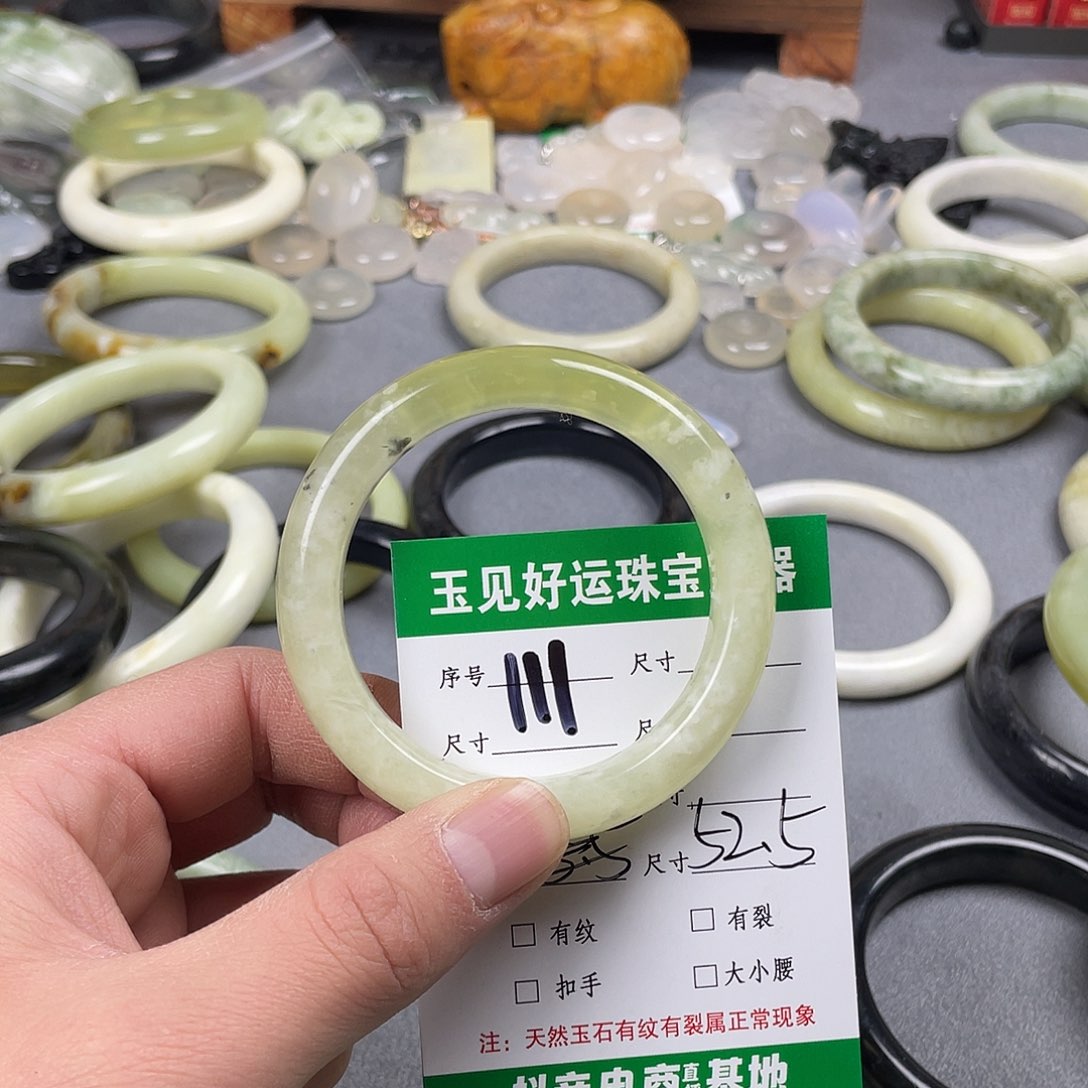 蛇纹石玉手镯未镶嵌