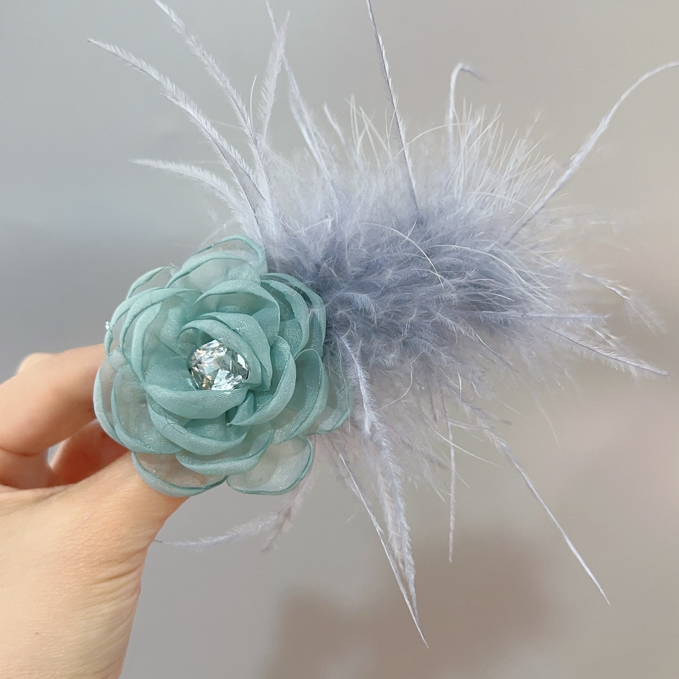 2025新款蓝色羽毛鸭嘴夹花朵水钻毛毛边夹显发量高颅顶扎头发工具