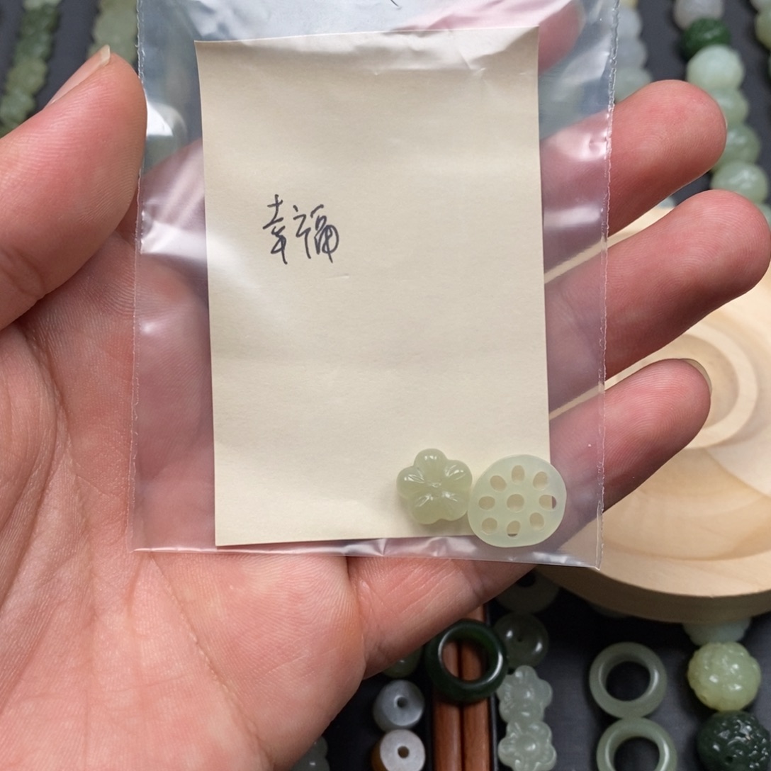 幸***福和田玉未镶嵌颈饰