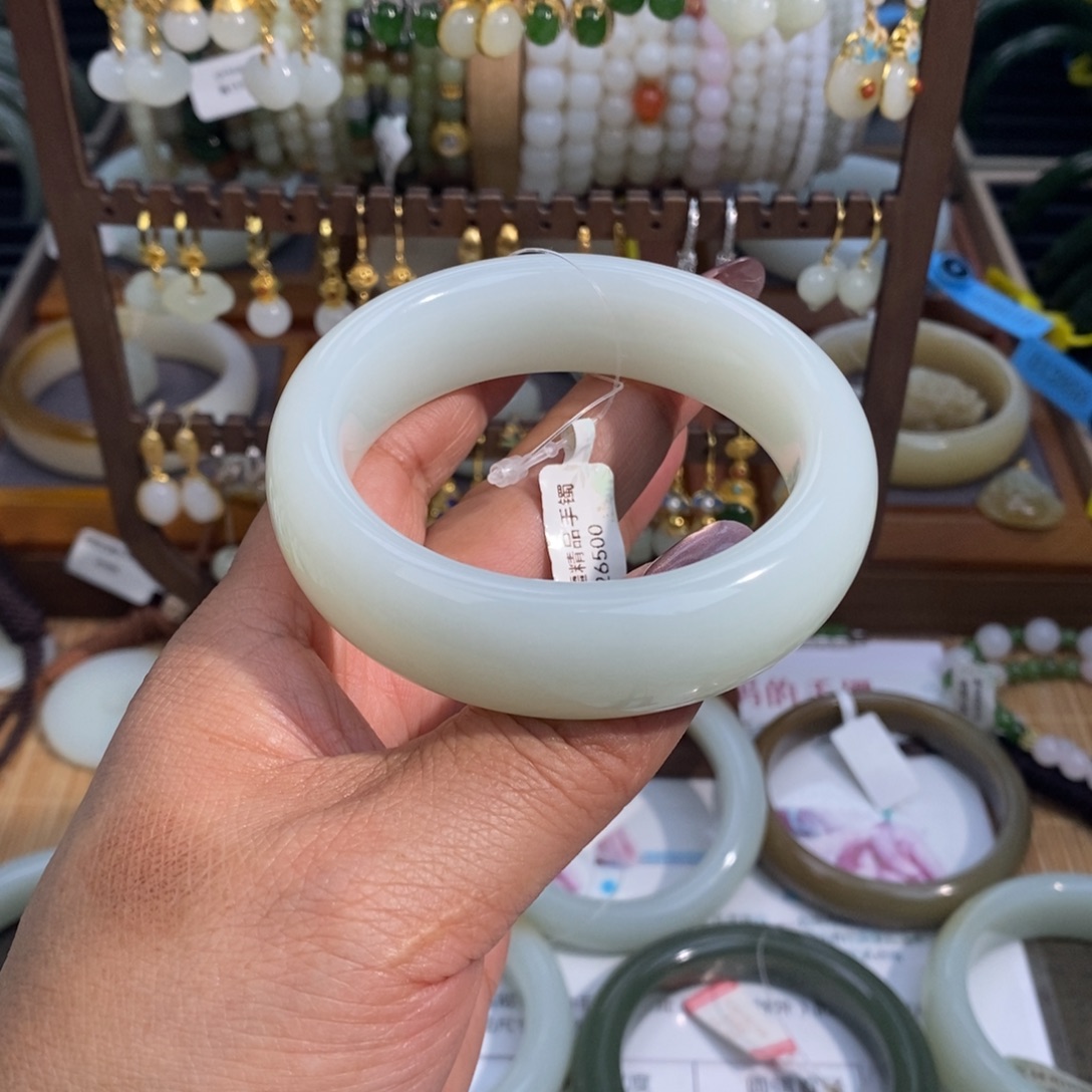 和田玉未镶嵌手镯