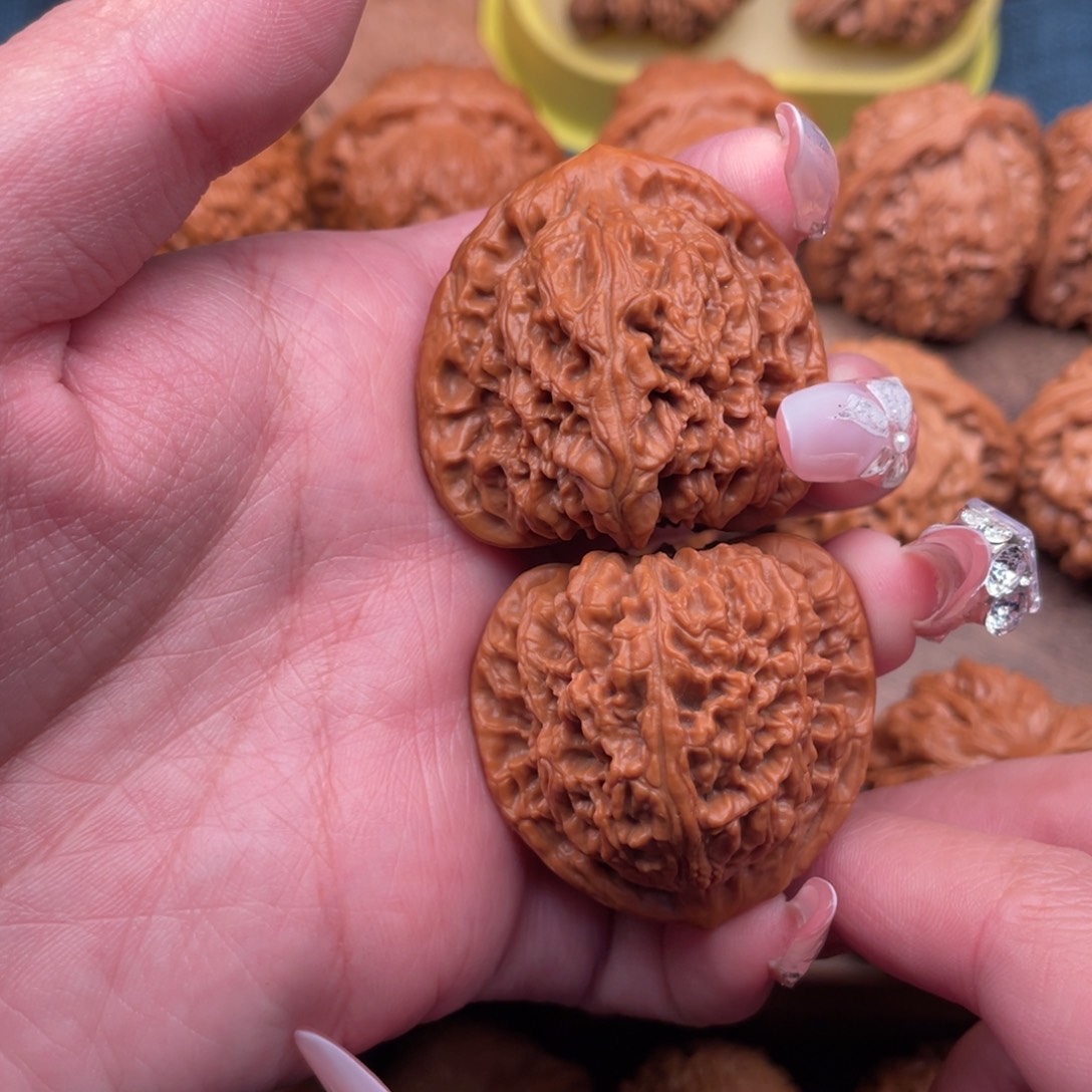 文玩核桃把件红皮正三角南疆39