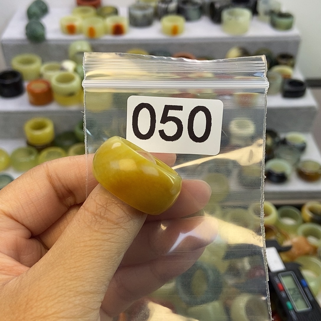 小***指蛇纹石玉未镶嵌戒指