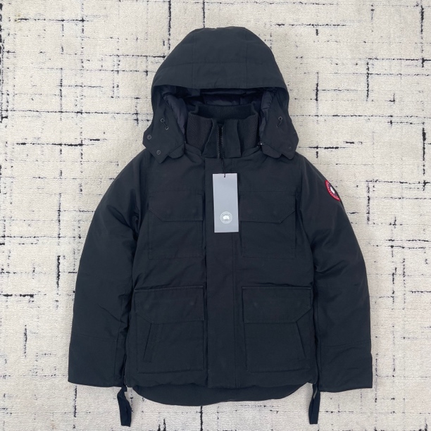 99新 CANADA GOOSE 加拿大鹅黑色男款S码连帽防风保暖羽绒服 1573