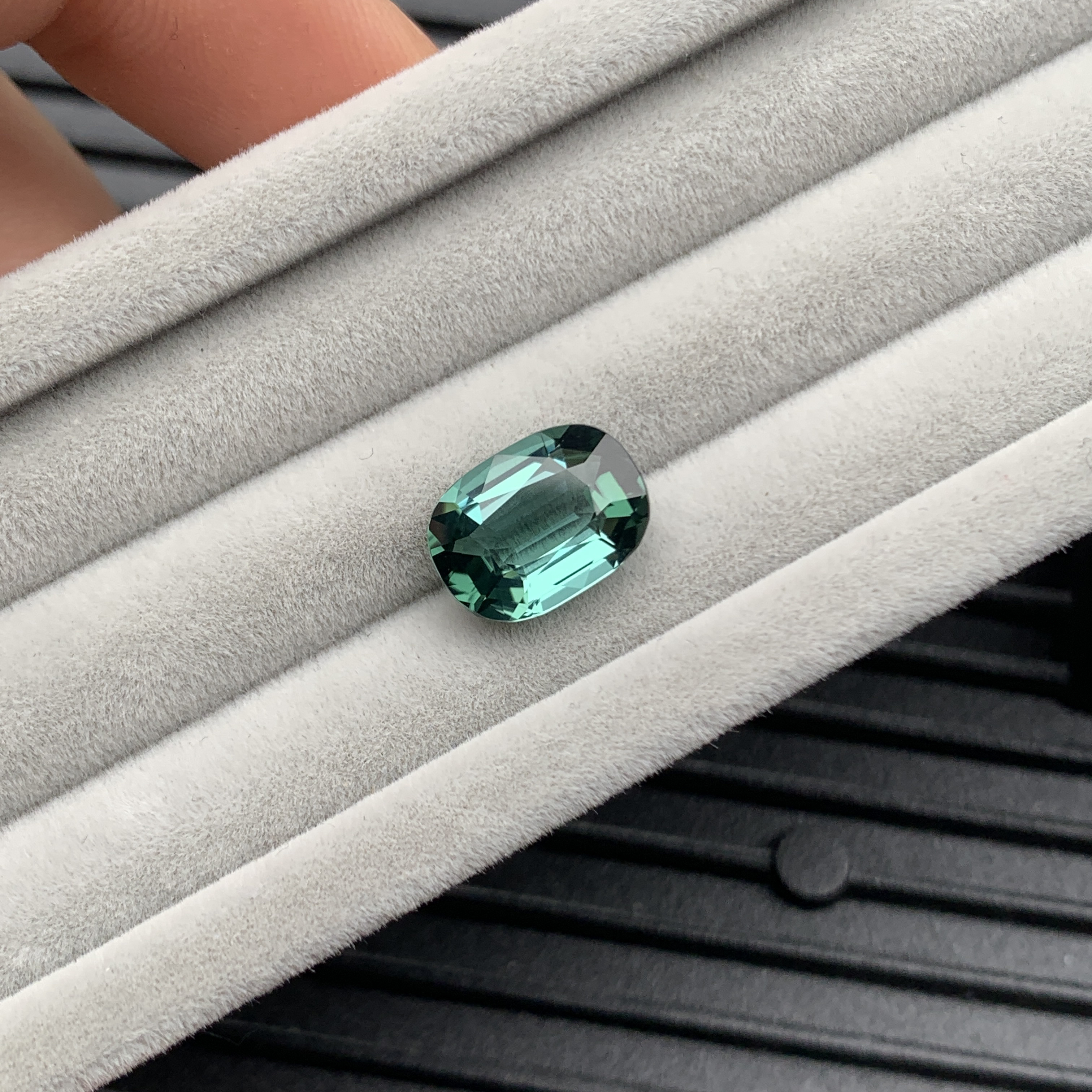 2.95ct椭圆形天然碧玺裸石蓝绿色调全净体