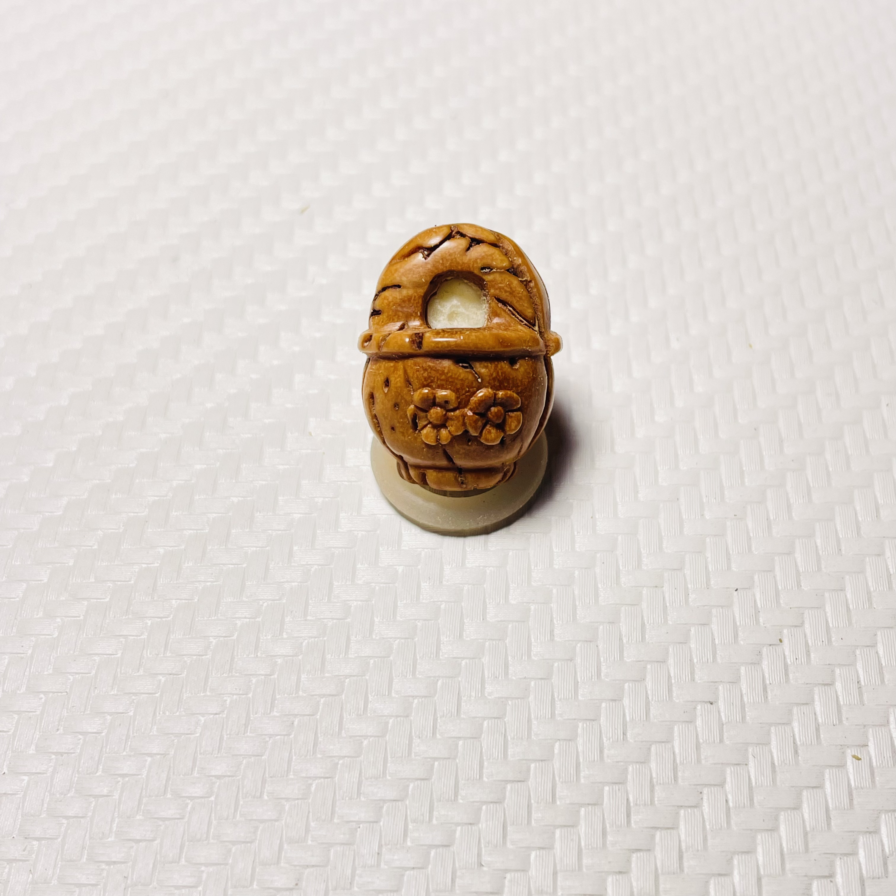 毛桃核手工雕刻，竹篮