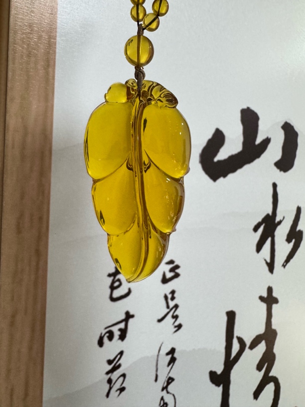 天然缅甸净水金蓝精雕叶子吊坠，珀体通透明亮，形态饱满大气