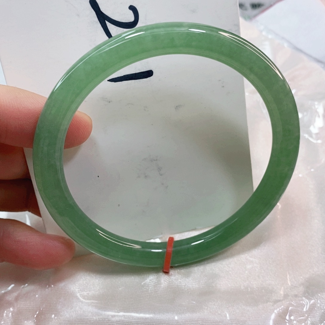 翡翠手镯未镶嵌61.7圈口圆条