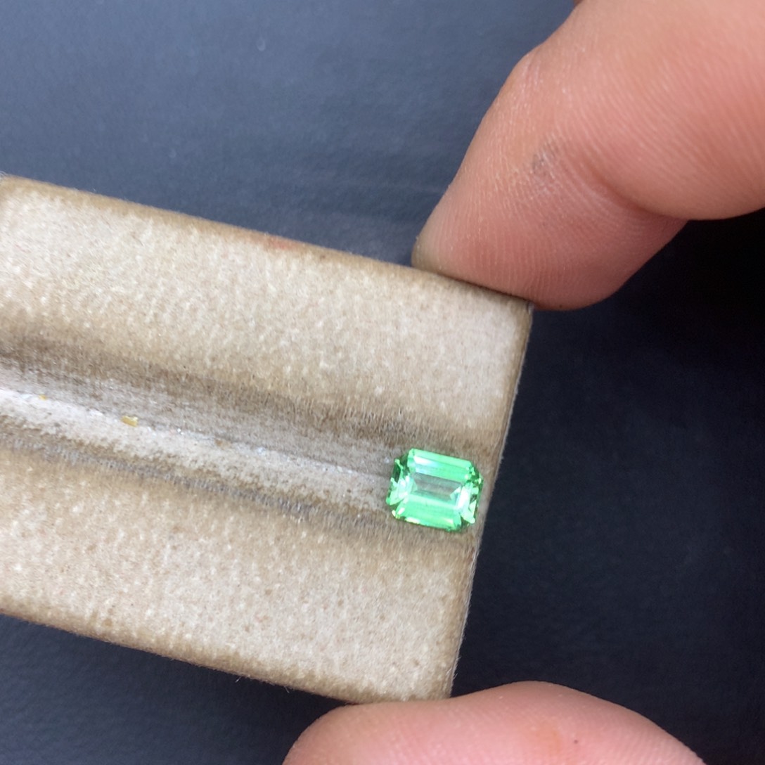 未镶嵌裸石石榴石（沙弗莱）1.04ct