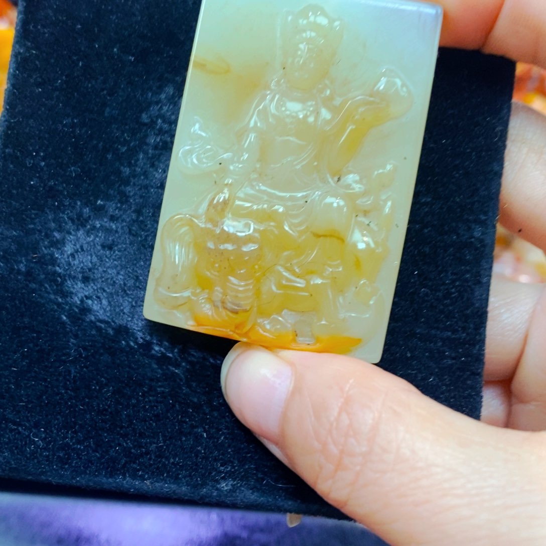 未镶嵌石英质玉（黄龙玉）颈饰