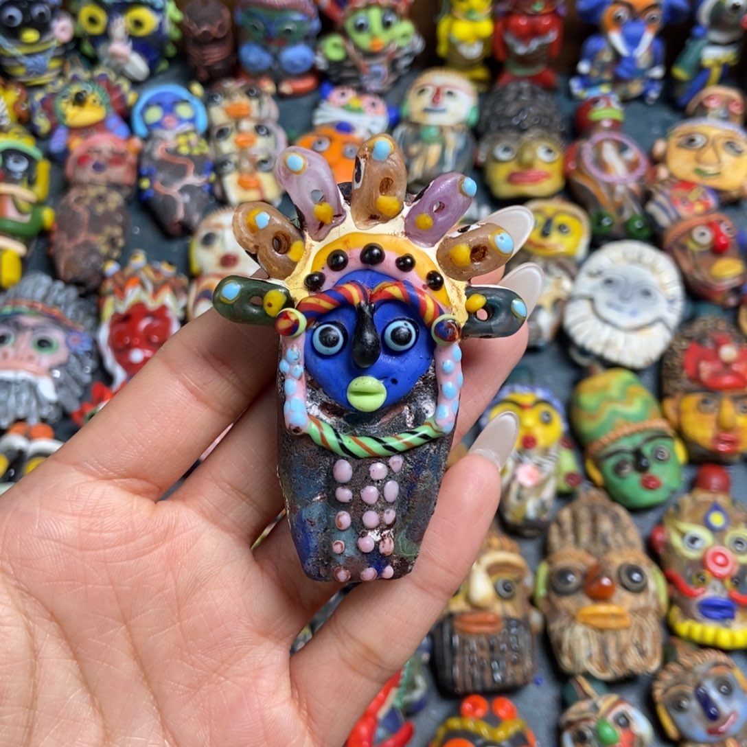 玻璃颈饰女酋长娃娃