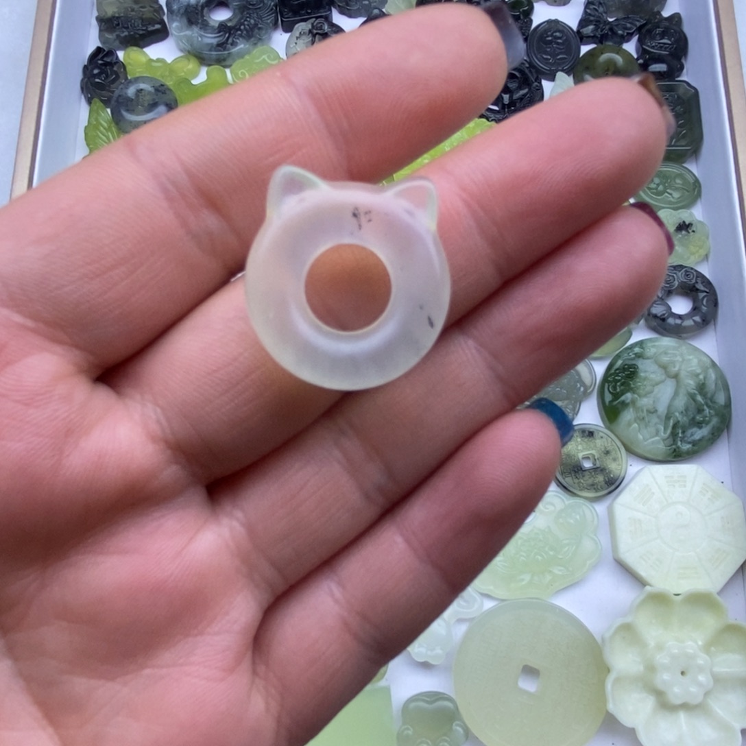 蛇纹石玉未镶嵌颈饰