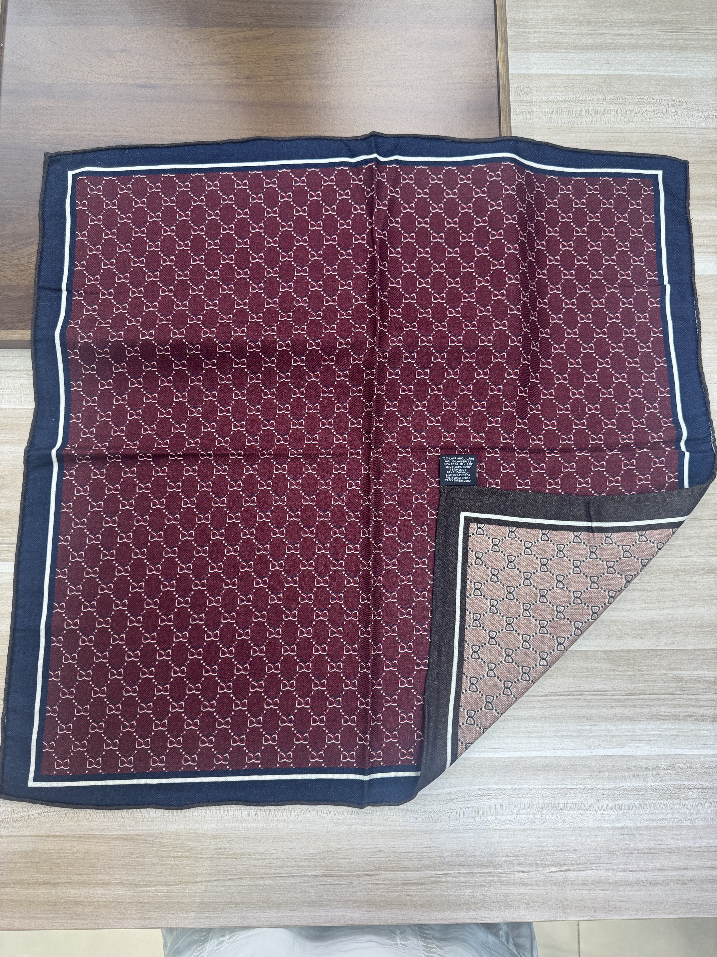 赞赞家【酒红蝴蝶结】65丝毛双面同花异色气质百搭斜纹丝巾女