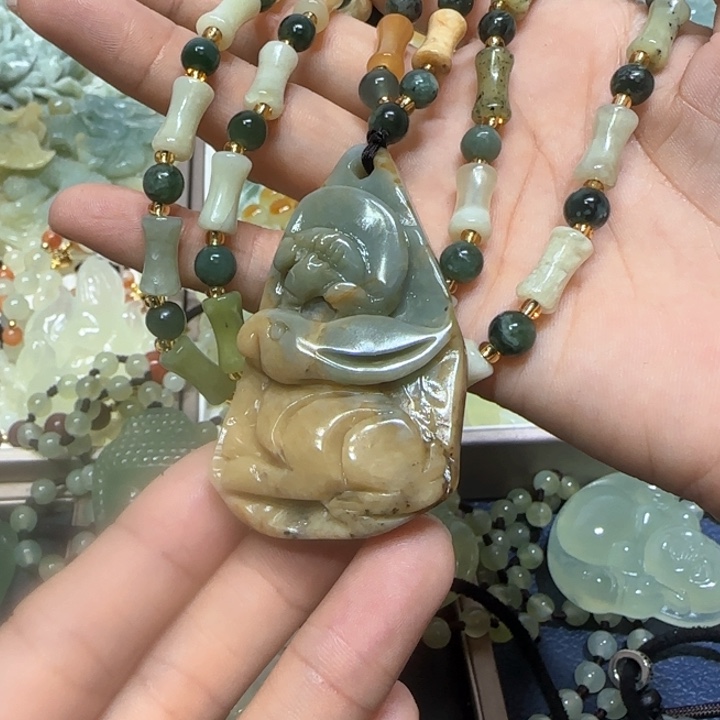 蛇纹石玉未镶嵌吊坠雨**步