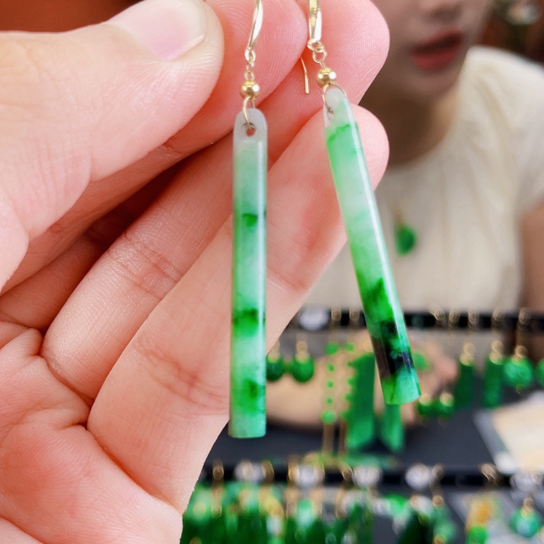 18K金镶嵌翡翠耳饰