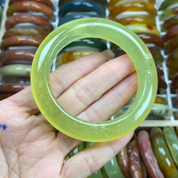 蛇纹石玉手镯未镶嵌