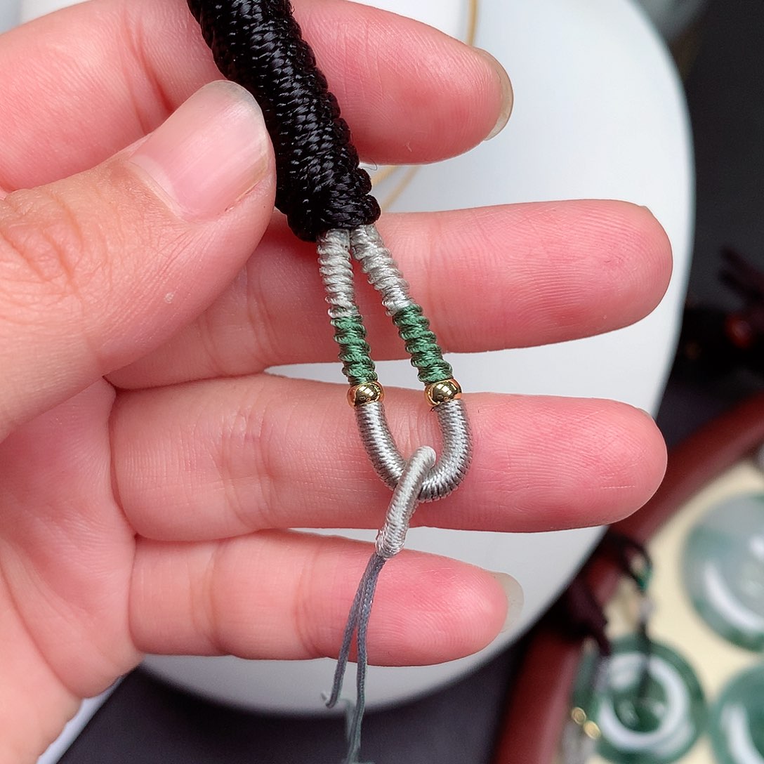 翡翠颈饰未镶嵌蘑**佬绳子