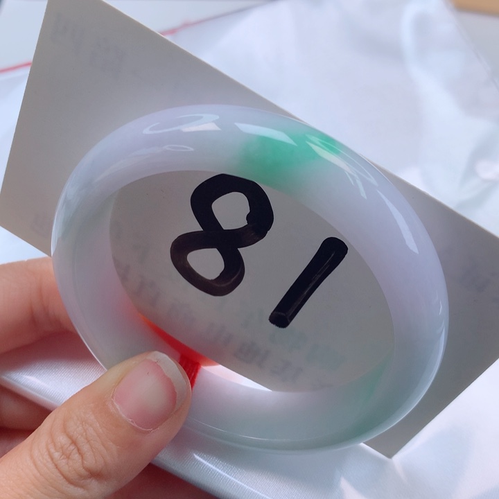 翡翠手镯未镶嵌春带彩