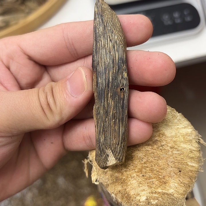 沉香摆件绿奇楠虫漏7克加